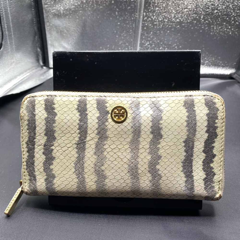 665 Tory Burch cream/grey snakeskin wallet Preowned like new